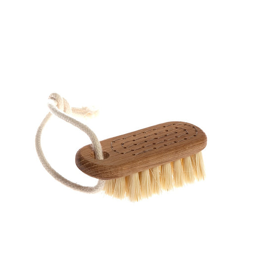 nail brush with string tampico fibre
